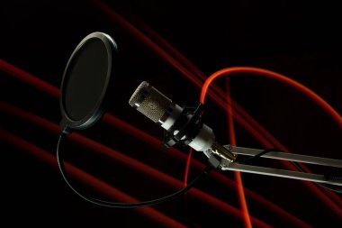 Siyah arka plan üzerine profesyonel stüdyo mikrofon