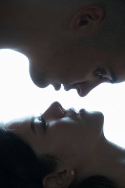 Adam kızı öpücükle uyandırmaya çalışır. Sabah uyanış