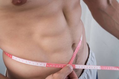 Adam diyet beline ölçer