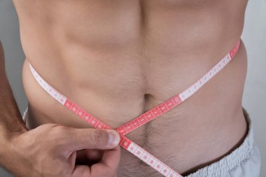 Adam diyet beline ölçer
