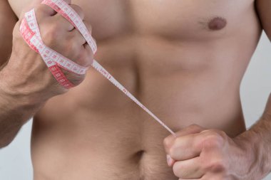 Fazla kilo ile adam mücadeleleri. Metre bir yumruk üzerinde yara