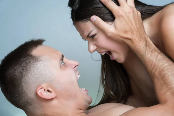 A guy and a girl are shouting at each other in bed. Quarrel of a couple in love — Stock Photo, Image