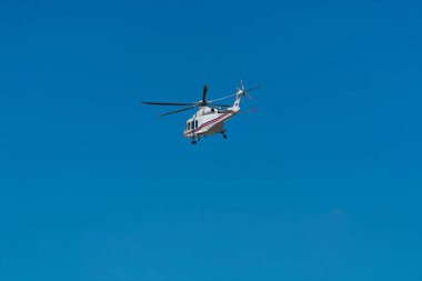 Gökyüzünde uçan bir helikopter