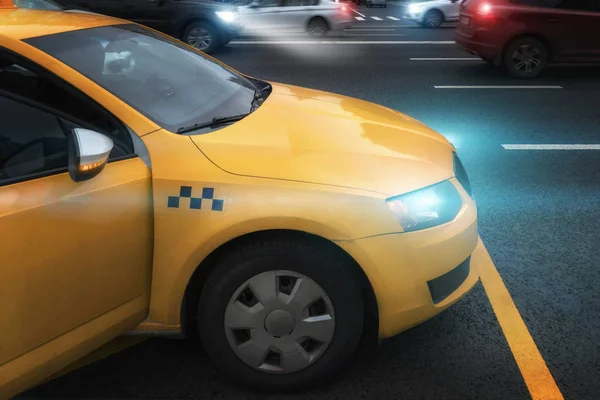 Taxi sulla strada con le luci accese. Il flusso delle macchine — Foto Stock