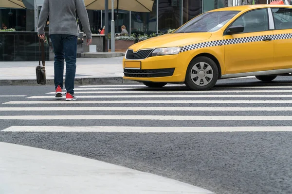 A taxi at a pedestrian crossing misses a person — Stock Photo, Image