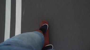 Bir adam sunset bulvarında bir tekne balıkçılık