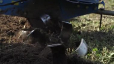 Arazi bir Kültüvatör ile bahçede damping