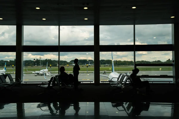 Zakenreizen, silhouetten van onherkenbaar wandelende mensen op de luchthaven — Stockfoto