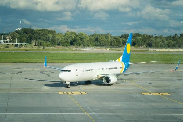 Uçak havaalanında uçuş için hazır