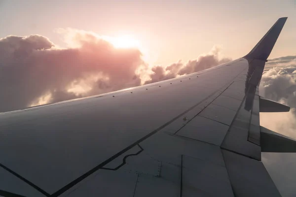 Zon en wolken en lucht zoals gezien door het venster van een vliegtuig — Stockfoto