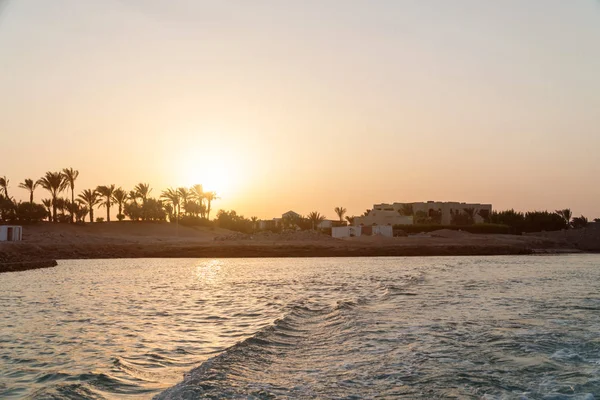 Coucher de soleil dans la ville d'El Gouna. Vagues sur l'eau — Photo