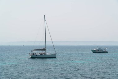 Tropikal deniz üzerinde sürüyor bir motor yat