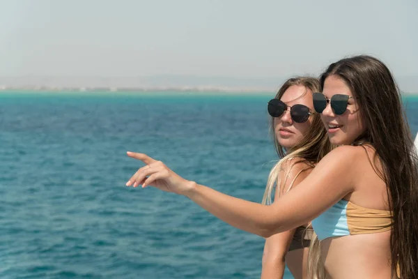 Les filles en maillot de bain restent sur le côté du yacht et profitent de la vue — Photo
