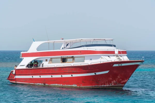 Tropikal deniz üzerinde sürüyor bir motor yat