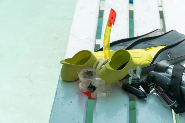 Apparatuur voor onderdompeling in water: masker, vinnen, camera case — Stockfoto