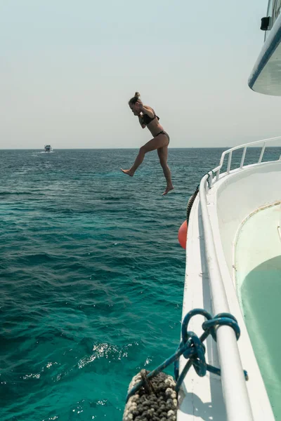 Yat sudan içine kız git