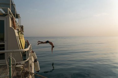 Adam atlamak suya yat'dan başlar
