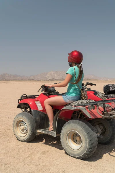 Adventurous woman on road trip through the Desert in Egypt — Stock Photo, Image