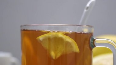 Çay limon, tabletler ve termometre, reçel ve çilek ile natürmort. Soğuk algınlığı tedavisinde kavramı.