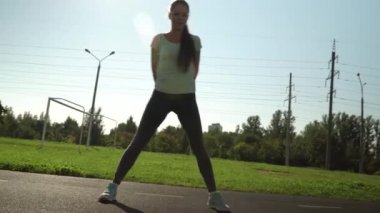 Kız uzanır ve stadyumda ısıtır.