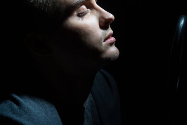 Adam mikrofon ile kayıt stüdyosu olarak şarkı.