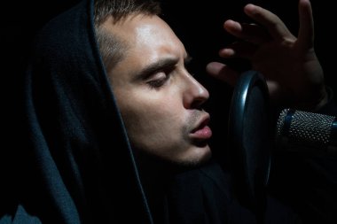 Adam mikrofon ile kayıt stüdyosu olarak şarkı