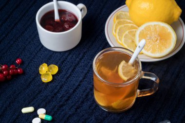 Çay limon, tabletler ve termometre, reçel ve çilek ile natürmort. Soğuk algınlığı tedavisinde kavramı
