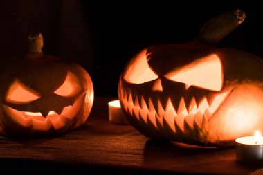 Masada iki kabaklar vardır ve etrafında mum yanıyor. Cadılar Bayramı sanat tasarım