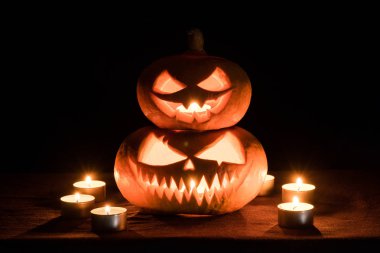 Masada iki kabaklar vardır ve etrafında mum yanıyor. Cadılar Bayramı sanat tasarım