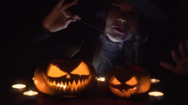 Magic kabak ile Halloween cadı. Cadı şapka ve oyulmuş kabak tutan kostüm güzel genç kadın. Cadılar Bayramı sanat tasarım.
