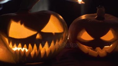 Kabak ana şartlarda cadı arkadan bir büyü atmalarını. Cadı şapka ve oyulmuş kabak tutan kostüm güzel genç kadın. Cadılar Bayramı sanat tasarım.