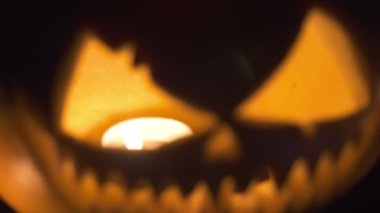 Masada iki kabaklar vardır ve etrafında mum yanıyor. Cadılar Bayramı sanat tasarım.