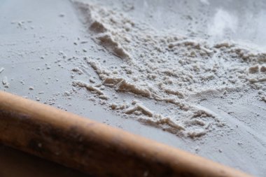 Masa üzerinde elenmiş un, bir haddeleme pin