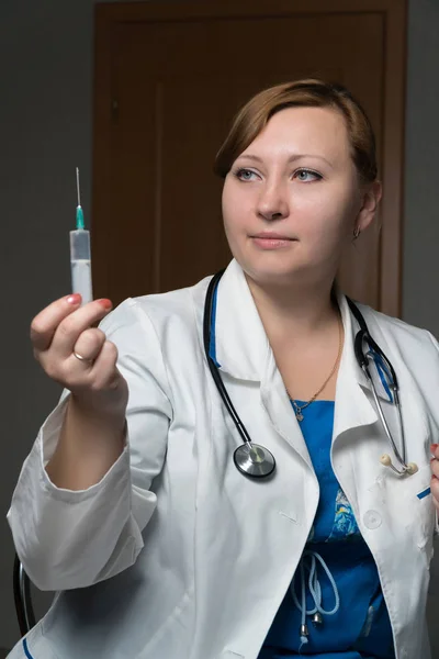 A female doctor holds a syringe in his hand — Stock Photo, Image