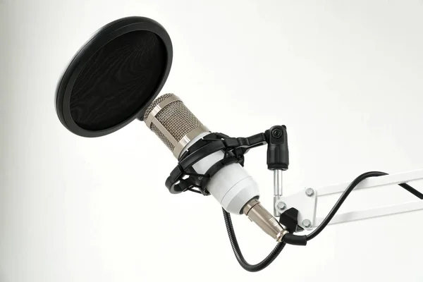 Microfone de estúdio condensador profissional no fundo branco — Fotografia de Stock