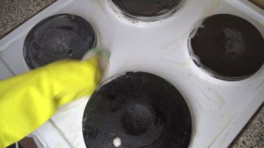 Ev hanımı temiz sarı eldiven elektrikli Ocak.