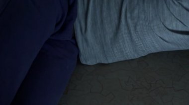 Bir adam bir doz aldıktan sonra yerde yatarken bir keş işte. Bir uyuşturucu bağımlısı ölümü.