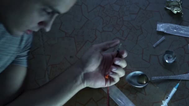 중독자는 복용량을 복용 후 바닥에 내린다. 마약 중독자의 죽음입니다. 슬로우 모션. — 비디오