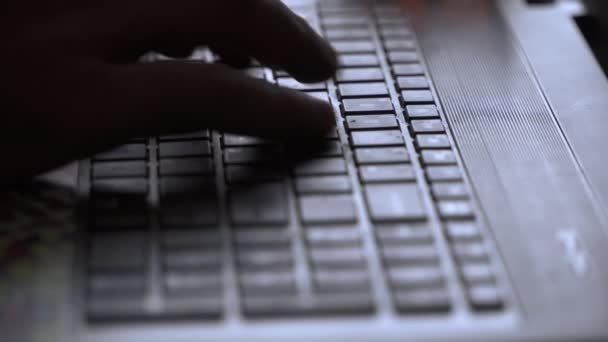 Мужские руки печатают на клавиатуре ноутбука — стоковое видео