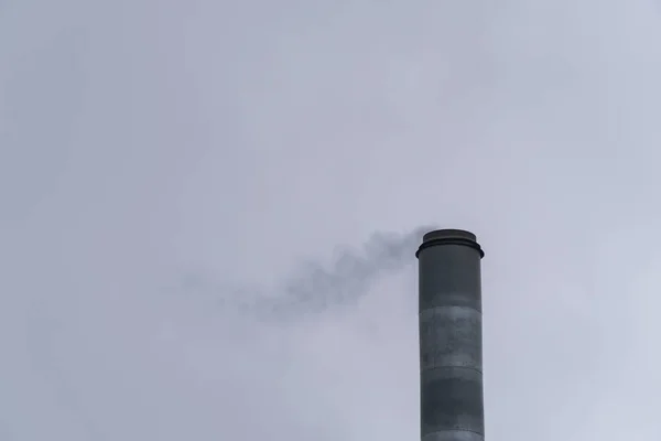 하늘에 대 한 연기와 함께 파이프 공장 — 스톡 사진