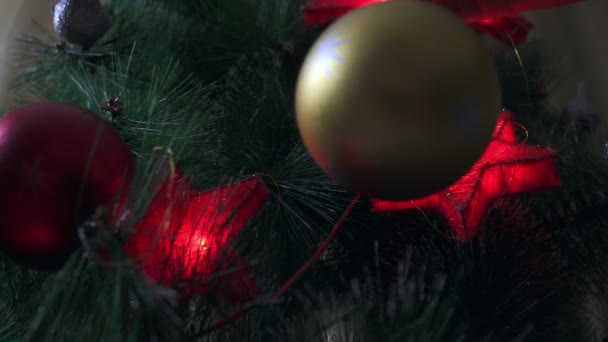 Ein Mädchen schmückt einen Weihnachtsbaum — Stockvideo