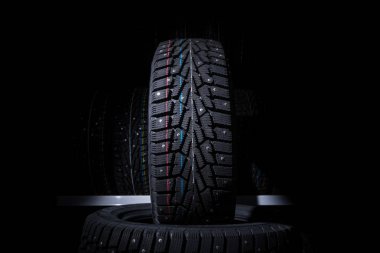 Raflar arka plan üzerinde kış lastiği lastik ile