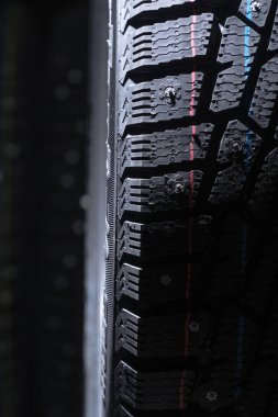 Kış lastiği koruyucusu. Spot ışığı en baştan düşer