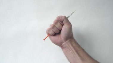 Adamın elini tutar ve belgili tanımlık tenkıye dışarı sonra atar. Bir hastalık veya uyuşturucu bağımlılığı üzerinde zafer.
