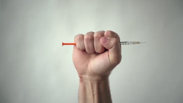 男の手を保持と注射器をスロー。病気や薬物中毒で勝利. — ストック動画