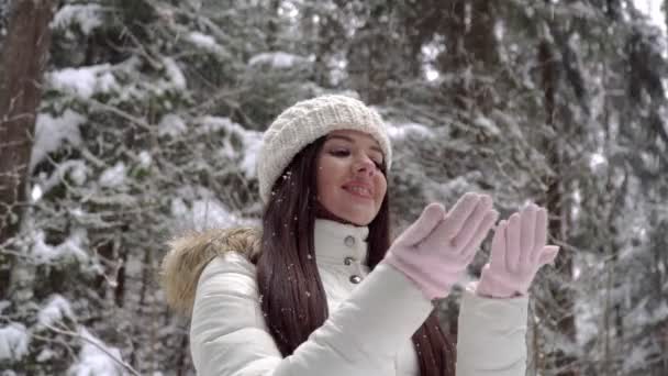 Una Ragazza Sta Godendo Una Nevicata Nella Foresta Invernale Bella — Video Stock
