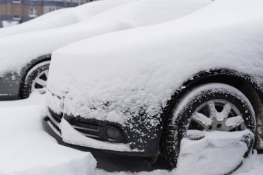 Kar yağdıktan sonra arabalara kar yağar. Kış şehir manzarası