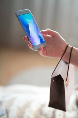 Close-Up onun akıllı telefon kullanan kadın