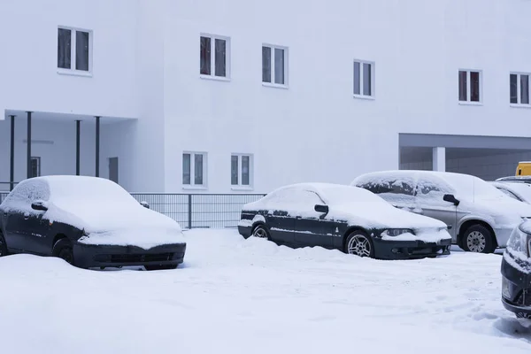 Nieve en los coches después de las nevadas. Invierno escena urbana —  Fotos de Stock