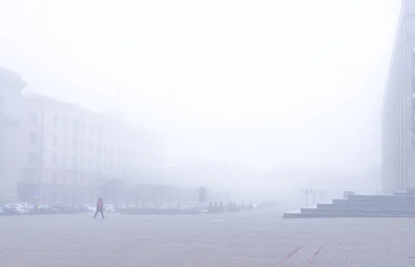 Центральна міська площа в ранковому тумані . — стокове фото